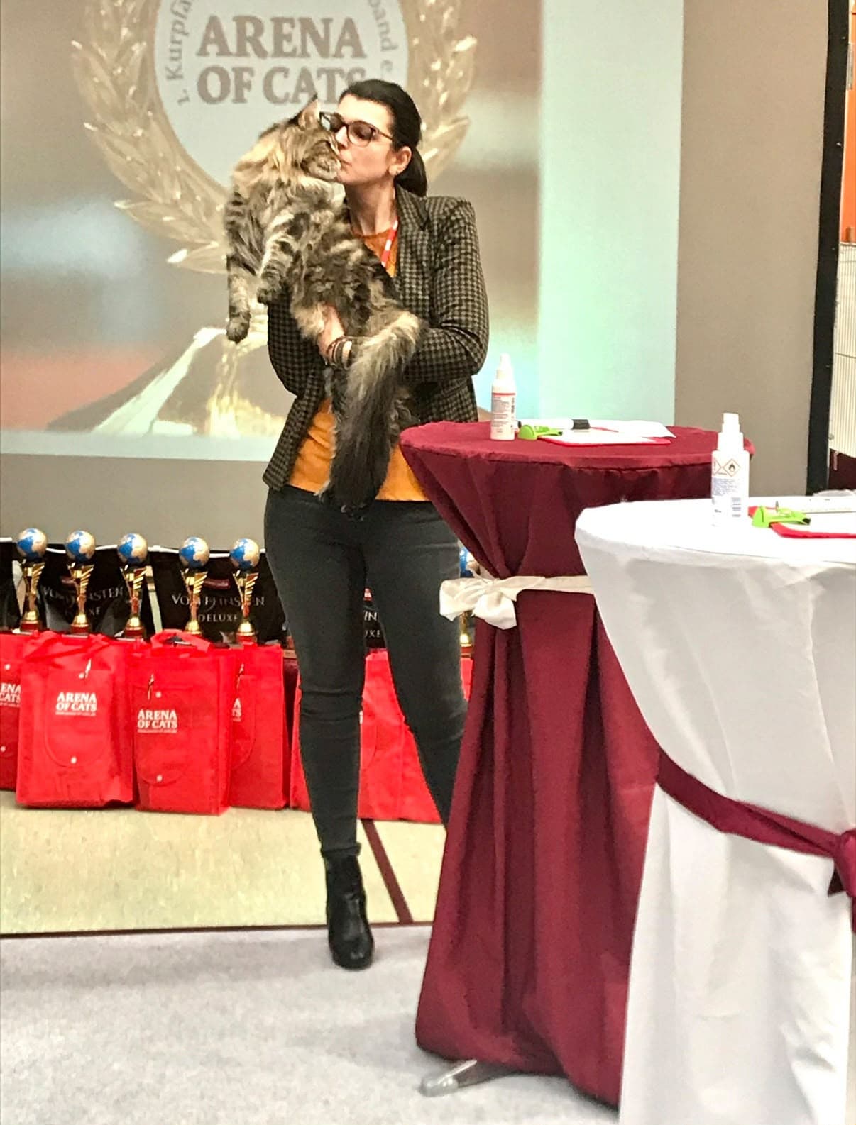 Mélanie Gross avec son Maine Coon lors d'une exposition féline